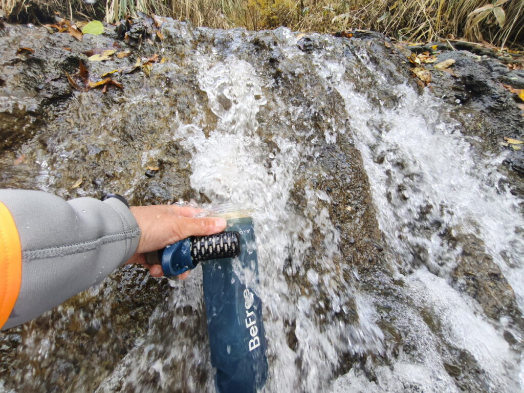 カタダイン ビーフリーで川の水をすくう